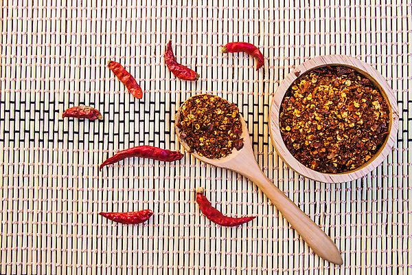 포토 JPG 해외이미지 식물 계절 음식 조각 백그라운드 채소 재료 자연 고추 탁자 파프리카 건조 건강 요리 동양인 사람없음 목재 빨간색 주방 숟가락 매트 흰색 시골 신선 뜨거움 양념 그룹 맛 정상 가루 허브 향신료 측정 유기농 매움 날것 후추 흙더미 땅바닥 숙성 해외202004 해외포토 나무 웰빙 컬러 가구 컨셉 바닥 수저 인종 흙 생태계 향미료 파일형식 더미 이미지허브