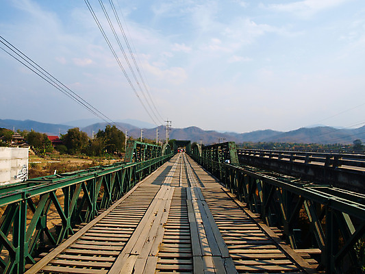 포토 JPG 해외이미지 디자인 아시아 도로 선 여행 건축양식 교통시설 태국 하늘 산 거리 풍경 사람없음 목재 초록색 물 파란색 강 여행객 금속 시골 역사 갑판 철 장면 북쪽 스카이라인 넘어짐 루트 방법 옛날 철강 해외202004 해외포토 자연요소 나무 건축 나라 길 컬러 교통 배_교통 재료 모션 재질 사람 방향 시설 파일형식 이미지허브