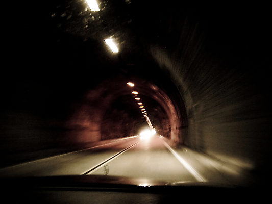 포토 JPG 해외이미지 도로 길 선 여행 백그라운드 컨셉 건축양식 교통시설 자동차 전등 조명 산 사람없음 빛 어둠 줄무늬 운전 도시 시간 원형 복도 터널 야간 연결 위험 아스팔트 방향 속도 통로 지하 빛망울 과속 루트 방법 자동 후보 해외202004 해외포토 자연요소 도형 건축 육상교통 교통 무늬 모션 시설 파일형식 이미지허브