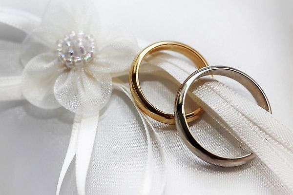 포토 JPG 해외이미지 전통 커플 드레스 결혼 2 장신구 결혼식 남편 휴가 함께함 관리 선물 사랑 사람 사람없음 장식 유행 신혼여행 흰색 축하 반지 잡기 아내 가운 황금 우아함 연결 심볼 묘사 약속 해외202004 해외포토 옷 감정 컬러 컨셉 관계 모션 이벤트 파일형식 이미지허브