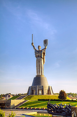 포토 JPG 해외이미지 여자 유럽 조각 건축양식 하늘 엄마 사람없음 야외 햇빛 조각상 일몰 역사 칼 큼 심볼 받침대 박물관 전쟁 방패 기념물 애국심 천연기념물 우크라이나 철강 필승 해외202004 해외포토 건축 나라 가족 사람 태양 조형물 노을 우승 크기 파일형식 이미지허브