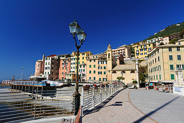포토 JPG 해외이미지 외관 유럽 도로 바다 여행 포장 건축양식 창문 하늘 휴가 거리 주택 사람없음 파란색 컬러풀 교회 마을 이탈리아 산책로 바위 램프 도시 지중해 정사각형 모자이크 타운 셔터 옛날 해외202004 해외포토 도형 건축 나라 길 컬러 종교건축 교통시설 조명 건물 돌_바위 파일형식 이미지허브