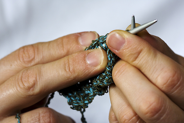 포토 JPG 해외이미지 손가락 관리 사람없음 초록색 파란색 뜨개질 양모 아크릴 뜨개옷 해외202004 해외포토 손 옷 컬러 재질 취미 직물 파일형식 이미지허브