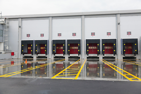 포토 JPG 해외이미지 외관 공원 산업 벽 백그라운드 회사 비즈니스 건축양식 공장 교통시설 출입구 직장 사람없음 야외 건물 파란색 문 금속 거래 회색 화물 만 재산 입장 창고 상업 롤러 수납 셔터 로딩 분배 수입 진짜 차고 철강 해외202004 해외포토 건축물 공공시설 건축 컬러 교통 공업 재질 금융 운송업 시설 파일형식 이미지허브