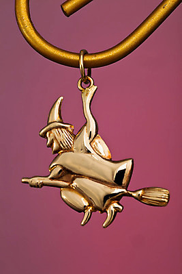 포토 JPG 해외이미지 모양 목걸이 사람없음 장식 빛 금속 황금 고급 우아함 보석 오브젝트 마녀 팬던트 스타일 해외202004 해외포토 컨셉 장신구 재질 광석 파일형식 이미지허브