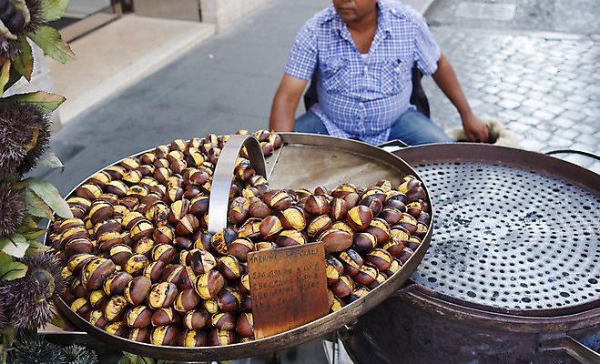 포토 JPG 해외이미지 전통 계절 음식 여행 과일 비즈니스 거리 따뜻함 요리 사람 사람없음 야외 세일 상점 이탈리아 가을 비즈니스맨 로마 굽기 준비 부스 매각 해외202004 해외포토 남자 유럽 직장인 구이 파일형식 이미지허브
