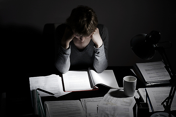 포토 JPG 해외이미지 백인 학생 교육 커피 백그라운드 컨셉 비즈니스 교실 학교 스트레스 피곤 한명 사람 사무실 머리 검은색 시험 램프 긴급 시간 작업 책상 보고서 준비 두통 과로 마무리 우울증 트러블 해외202004 해외포토 서양인 1 음료 컬러 가구 조명 신체부위 질병 파일형식 이미지허브