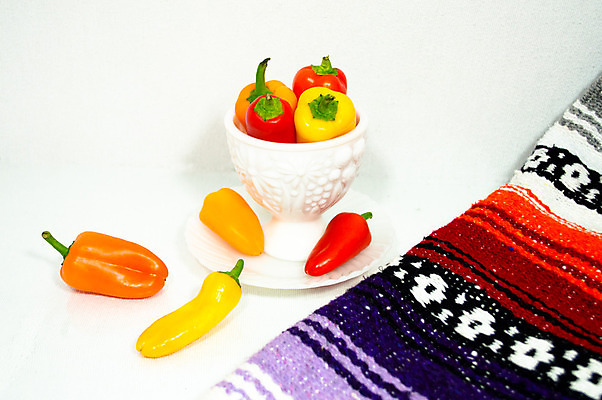 포토 JPG 해외이미지 접시 음식 백그라운드 채소 오렌지 탁자 피망 건강 요리 사람없음 장식 빨간색 초록색 파란색 컬러풀 노란색 주방 보라색 흰색 사발 달콤 맛 담요 유기농 매움 스페인어 해외202004 해외포토 식기 웰빙 컬러 가구 컨셉 과일 사기그릇 파일형식 이미지허브