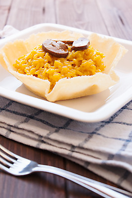 포토 JPG 해외이미지 접시 음식 포크 밥 치즈 건강 요리 사람없음 빨간색 빛 노란색 바구니 식당 식사 저녁식사 버섯 맛 먹이 준비 점심식사 리조또 밀라노 사프란 수유 채식주의자 비건 해외202004 해외포토 식기 컬러 컨셉 유제품 상점 이탈리아 향신료 채식 파일형식 이미지허브