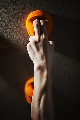 포토 JPG 해외이미지 백인 1 손 남자 벽 스포츠 포즈 2 신체 손가락 근육 실내 사람 성인 사람없음 일상 세로 운동 힘 죽음 잡기 당기기 연습 체육관 오르기 근육질 팔 인공 해외202004 해외포토 서양인 모션 건강 내부 라이프 신체부위 몸매 파일형식 이미지허브