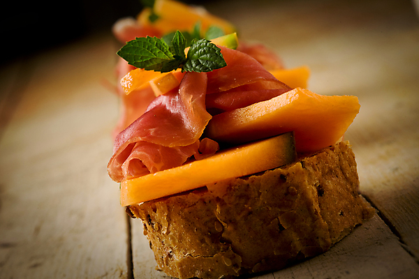 포토 JPG 해외이미지 음식 빵 잎 샌드위치 사람없음 수건 식사 샐러드 시골 최고 파마 소시지 플랫 이탈리아음식 달콤 애피타이저 멜론 민트 햄 베이컨 브루스케타 살라미 짠맛 핸드메이드 해외202004 해외포토 식물 헤어스타일 과일 서양음식 육류 돼지고기 위생용품 가공식품 맛 허브 파일형식 이미지허브