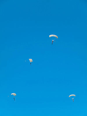 포토 JPG 해외이미지 스포츠 하늘 사람 사람없음 파란색 점프 자유 그룹 떨어짐 스웨터 스카이다이빙 낙하산 착륙 해외202004 해외포토 컬러 컨셉 상의 모션 익스트림스포츠 파일형식 이미지허브