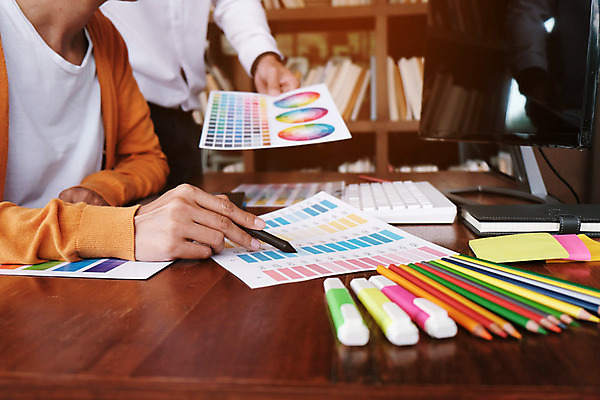 포토 JPG 해외이미지 직업 디자인 산업 생각 비즈니스 건축양식 상상 협력 주택 아이디어 직장 관리 창조 사람 성인 사람없음 그래픽 컴퓨터 컬러풀 사무실 견본 업무 그룹 선택 계획 건축가 디자이너 예술가 예시 프로젝트 효율 힙스터 해외202004 해외포토 패션 건축 컬러 컨셉 회사 건물 전자제품 작업 파일형식 이미지허브