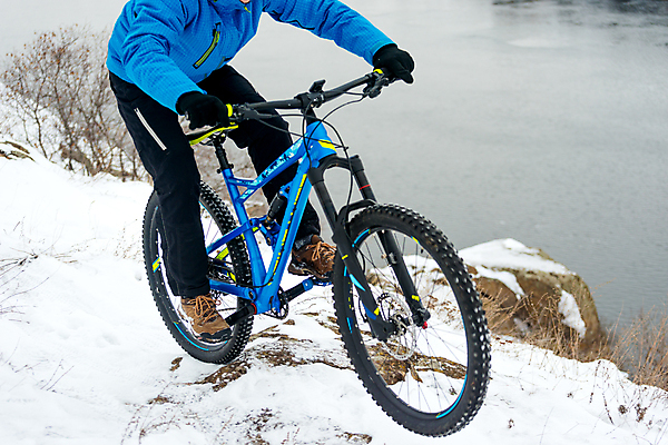 포토 JPG 해외이미지 라이프스타일 남자 겨울 산 한명 풍경 성인 야외 자전거 승차 헬멧 언덕 라이더 산악자전거 성인남자한명만 해외202004 해외포토 1 계절 모션 사람 생활 바이크 보호장비 남자한명만 성인남자만 파일형식 이미지허브