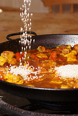 포토 JPG 해외이미지 전통 채소 밥 육류 요리 사람없음 세로 노란색 숟가락 치킨 붓기 버너 준비 끓이기 사프란 스페인요리 해외202004 해외포토 음식 컬러 식재료 모션 수저 스페인 향신료 닭고기요리 파일형식 이미지허브