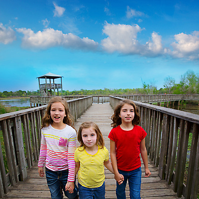 포토 JPG 해외이미지 백인 응시 공원 여자 행복 호수 여유 어린이 여행 백그라운드 학교 가족 자연 놀이 휴가 함께함 관리 미소 사람 풍경 소녀 야외 세명 물 여름 친구 걷기 봄 표현 잡기 그룹 작음 자매 석호 철책 해외202004 해외포토 자연요소 서양인 시선 계절 공공시설 교육 감정 컨셉 관계 모션 표정 크기 생태계 파일형식 이미지허브