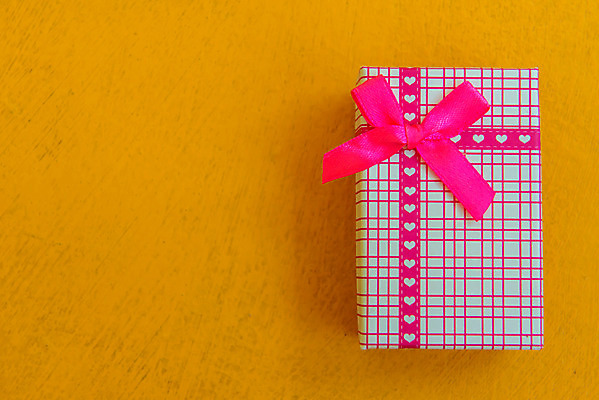 포토 JPG 해외이미지 디자인 행복 리본 종이 백그라운드 크리스마스 포장 휴가 새로움 발렌타인데이 선물 사람없음 목재 장식 빨간색 상자 노란색 라벨 우주 놀람 흰색 축하 인사 생일 정상 연도 오브젝트 활 패키지 해외202004 해외포토 나무 기념일 감정 컬러 컨셉 재료 데이이벤트 프레임 표정 예절 파일형식 이미지허브