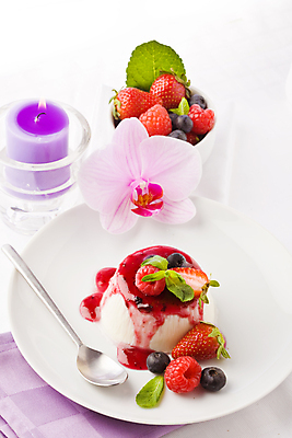 포토 JPG 해외이미지 사람없음 하이앵글 달콤 블루베리 산딸기 시럽 푸딩 판나코타 해외포토 뷰포인트 과일 디저트 맛 파일형식 이미지허브