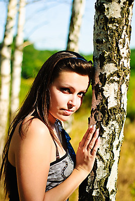 포토 JPG 해외이미지 라이프스타일 여자 행복 밭 자연 하늘 한명 미소 사람 야외 여름 청춘 봄 자작나무 해외202004 해외포토 나무 1 계절 감정 컨셉 농업 표정 생활 생태계 파일형식 이미지허브