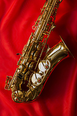 포토 JPG 해외이미지 1 음악 백그라운드 추상 사람없음 빨간색 빛 우주 기구 직물 주름 황금 고급 실크 색소폰 순수 질감 웨이브 광택 시트 재즈 놋쇠 마우스피스 접기 스타일 해외202004 해외포토 컬러 컨셉 무늬 모션 문화예술 목관악기 파일형식 이미지허브