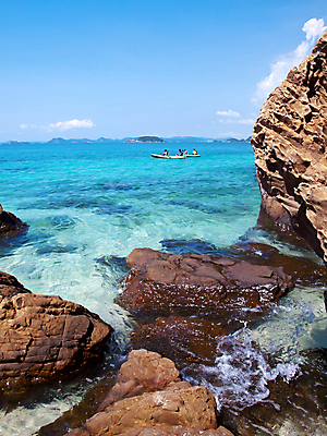 포토 JPG 해외이미지 구름 라이프스타일 아시아 스포츠 파도 바다 섬 태국 자연 하늘 사람 동양인 사람없음 파란색 바위 서핑 노 카누 스카이라인 부표 뱃놀이 잔물결 수평선 해외202004 해외포토 자연요소 나라 물결 컬러 배_교통 인종 생활 전통놀이 돌_바위 수상스포츠 생태계 선박 파일형식 이미지허브