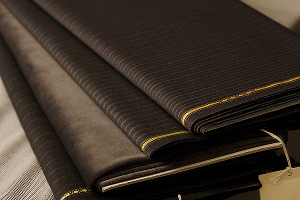 포토 JPG 해외이미지 전통 디자인 드레스 옷 산업 패턴 사람없음 쇼핑 유행 세일 쌓기 상점 검은색 줄무늬 직물 면 시장 선택 디자이너 실크 묘사 질감 짜임 재단 양모 해외202004 해외포토 직업 컬러 컨셉 무늬 모션 파일형식 이미지허브