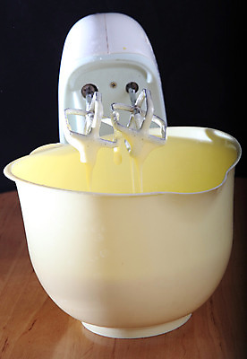 포토 JPG 해외이미지 음료 음식 포즈 과일 재료 모션 건강 요리 사람없음 노란색 케이크 주방 계란 기계 거품 빵집 장비 기구 달콤 혼합 굽기 먹기 믹서 크림 준비 날것 반죽 철사 레시피 섞기 페스츄리 프로세서 핸드메이드 해외202004 해외포토 빵 컬러 디저트 상점 알 맛 구이 파일형식 이미지허브