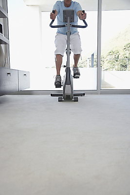 포토 JPG 해외이미지 백인 1 라이프스타일 남자 스포츠 40대 중년 바닥 주택 실내 건강 사람 앉기 성인 사람없음 세로 운동 자전거 기계 장비 에너지 도전 작업 연습 남아프리카 바디케어 케이프타운 카피스페이스 해외202004 해외포토 서양인 모션 아프리카 내부 건물 생활 바이크 공백 남아프리카공화국 파일형식 이미지허브