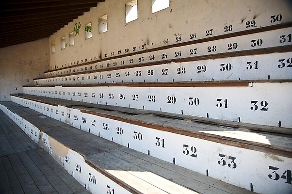 포토 JPG 해외이미지 유럽 의자 앉기 사람없음 숫자 시골 도시 스페인 정사각형 옛날 줄서기 투우장 해외202004 해외포토 도형 문자 나라 가구 모션 투우 파일형식 이미지허브