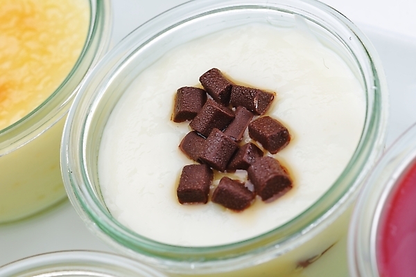 포토 JPG 해외이미지 실내 근접촬영 사람없음 흰배경 푸딩 초코칩 해외202004 해외포토 뷰포인트 백그라운드 디저트 내부 초콜릿 흰색 파일형식 이미지허브