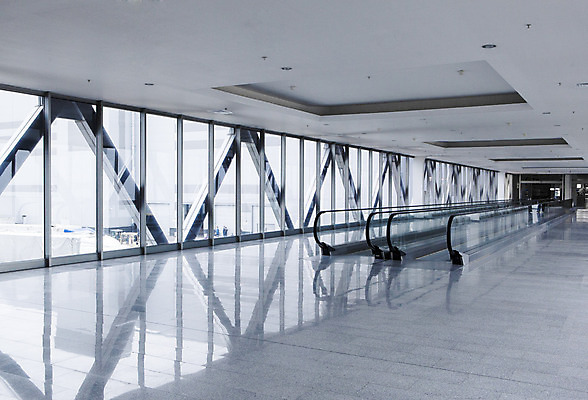 포토 JPG 해외이미지 아시아 벽 비즈니스 건축양식 창문 유리 추상 미래 바닥 실내 사람없음 내부 건물 파란색 빛 사무실 반사 금속 도시 투명 복도 도심 역 공항 천장 에스컬레이터 철강 해외202004 해외포토 건축물 건축 나라 컬러 컨셉 무늬 교통시설 재질 파일형식 이미지허브