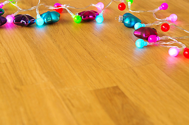 포토 JPG 해외이미지 별 크리스마스 공 유리 탁자 전등 사람없음 목재 컬러풀 카피스페이스 해외202004 해외포토 자연요소 나무 기념일 컬러 가구 재료 재질 조명 공백 파일형식 이미지허브