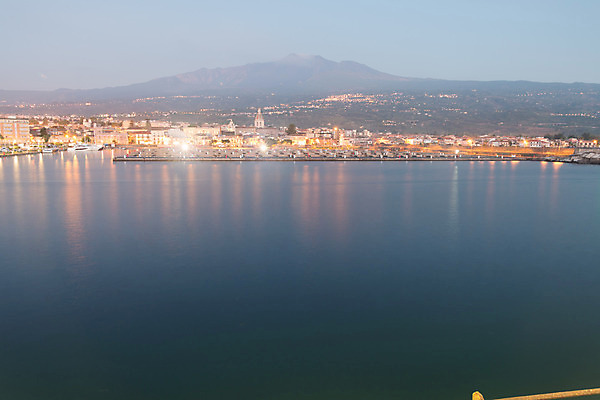 포토 JPG 해외이미지 응시 여자 아들 어린이 가족 남편 함께함 소년 사람없음 야외 검은색 슬픔 기도 죽음 무덤 아빠 떨어짐 질병 애도 방문 천국 기념물 통과 장례 적자 혼자 해외202004 해외포토 시선 남자 감정 컬러 컨셉 의학 관계 사람 파일형식 이미지허브