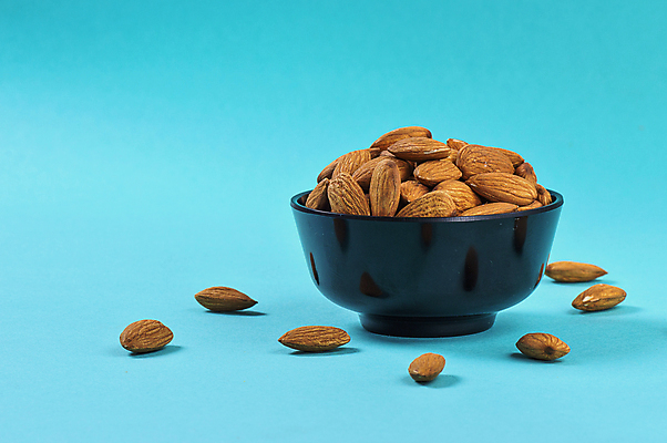 포토 JPG 해외이미지 그릇 백그라운드 다이어트 건조 사람없음 파란색 아몬드 해외202004 해외포토 식기 컬러 건강 견과류 파일형식 이미지허브
