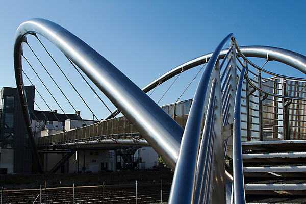 포토 JPG 해외이미지 손 길 건축양식 난간 하늘 지붕 안전 사람없음 야외 건물 파란색 계단 금속 바 튜브 공학 단계 철강 세련 해외202004 해외포토 건축물 교육 건축 컬러 재질 신체부위 파일형식 이미지허브