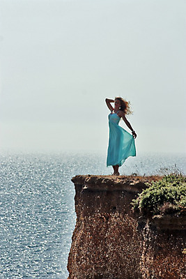 포토 JPG 해외이미지 1 라이프스타일 응시 바다 여행 자연 하늘 산 한명 서기 사람 풍경 야외 여름 여행객 계곡 트래킹 하이킹 자유 바위 가장자리 정상 언덕 절정 수평선 해외202004 해외포토 시선 계절 컨셉 모션 레저 생활 돌_바위 둘레 생태계 파일형식 이미지허브