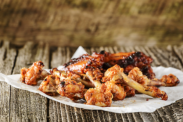 포토 JPG 해외이미지 동물 음식 분홍색 백그라운드 날개 뼈 요리 사람없음 빨간색 쌓기 식사 치킨 끝 쓰레기 바비큐 먹기 낭비 해외202004 해외포토 컬러 컨셉 모션 닭고기요리 파일형식 이미지허브