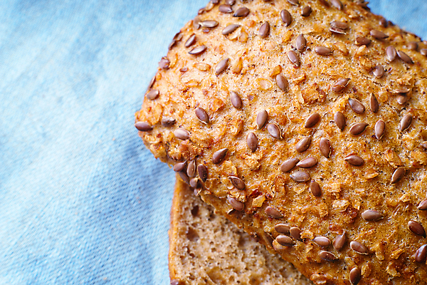 포토 JPG 해외이미지 음식 빵 조각 백그라운드 건강 요리 사람없음 가로 파란색 갈색 주방 흰색 직물 신선 낟알 자르기 시리얼 굽기 먹기 준비 냅킨 반죽 해외202004 해외포토 컬러 모션 구이 파일형식 이미지허브