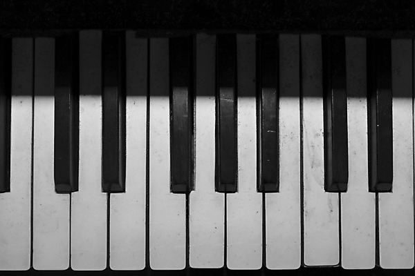 포토 JPG 해외이미지 줄 음악 열쇠 사람없음 쪽지 기구 키보드 망치 상아 뮤지컬 옛날 조율 해외202004 해외포토 문화예술 공구 파일형식 이미지허브