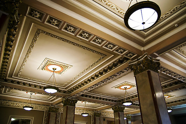 포토 JPG 해외이미지 디자인 전구 건축양식 조명 실내 미술 사람없음 내부 장식 빛 장비 골동품 클래식 고급 우아함 크리스탈 극장 천장 샹들리에 빛망울 연극 오페라 해외202004 해외포토 건축 컨셉 문화예술 광석 파일형식 이미지허브