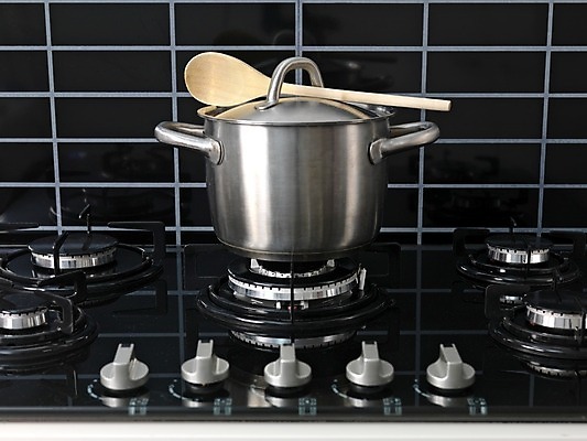 포토 JPG 해외이미지 음식 요리 사람없음 반사 주방 검은색 레인지 뜨거움 냄비 난로 철 버너 가스 내추럴 연소 철강 해외202004 해외포토 컬러 가전제품 솥 난방기 파일형식 이미지허브