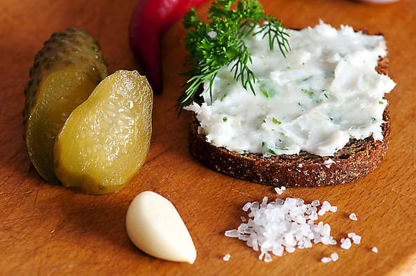 포토 JPG 해외이미지 전통 유럽 빵 다이어트 양파 오이 도마 파슬리 샌드위치 건강 마늘 사람없음 식사 펼침 맛 카나페 향신료 매움 피클 칼로리 후추 헝가리 폴란드 점심식사 딜 우크라이나 호밀 해외202004 해외포토 나라 음식 컨셉 채소 모션 주방용품 곡류 서양음식 동유럽 절임 향미료 파일형식 이미지허브