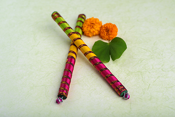 포토 JPG 해외이미지 나무 전통 디자인 행복 종교 문화 백그라운드 잎 휴가 사람 동양인 여러명 사람없음 컬러풀 축제 축하 춤 인사 신용카드 막대기 황금 인도인 예배 숭배 필승 힌두교 해외202004 해외포토 외국인 식물 감정 컬러 다수 컨셉 문화예술 인종 금융 예절 우승 파일형식 이미지허브