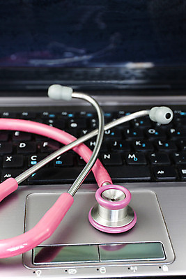 포토 JPG 해외이미지 스튜디오촬영 컨셉 인터넷 통신 청진기 의료기기 커뮤니케이션 설계 아이디어 건강 실험 사람없음 가로 빨간색 노트북 컴퓨터 건강관리 의사 긴급 바이러스 수리 문제 해결 개발 구조대 해외202004 해외포토 컬러 의학 실내 관리 전자제품 의료진 구출 파일형식 이미지허브