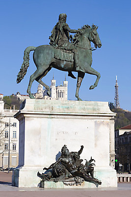 포토 JPG 해외이미지 구름 전통 유럽 조각 여행 건축양식 하늘 사람없음 건물 파란색 조각상 교회 여행객 프랑스 도시 승마 역사 재산 도심 건축가 왕 언덕 정사각형 장면 지역 청동 타운 넘어짐 르네상스 리옹 바실리카 해외202004 해외포토 자연요소 도형 직업 건축물 건축 나라 스포츠 컬러 종교건축 모션 사람 금융 조형물 파일형식 이미지허브