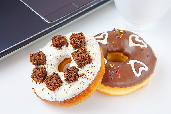 포토 JPG 해외이미지 커피 음식 디저트 사탕 사람없음 컵 노트북 컬러풀 갈색 케이크 초콜릿 얼음 빵집 튀김 흰색 하트 대접 신선 원형 구멍 도넛 달콤 맛 아침식사 폐기물 설탕 굽기 먹기 뿌리기 크림 칼로리 반투명 페스츄리 프로스팅 해외202004 해외포토 자연요소 모양 도형 식기 음료 빵 컬러 컨셉 모션 전자제품 상점 식사 쓰레기 구이 제빵 파일형식 이미지허브