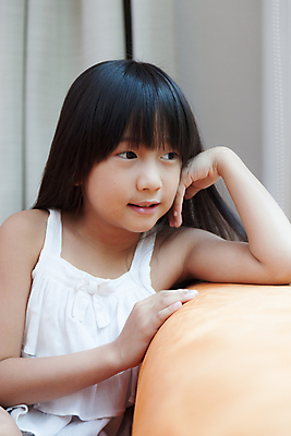 포토 JPG 해외이미지 손 응시 여자 행복 아시아 얼굴 어린이 태국 주택 한명 미소 웃음 사람 앉기 동양인 내부 소파 기쁨 방 달콤 피부 흥분 리빙 해외202004 해외포토 1 시선 감정 나라 의자 모션 표정 인종 건물 신체부위 맛 파일형식 이미지허브