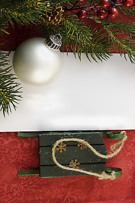 포토 JPG 해외이미지 열매 크리스마스 사람없음 장식 빨간색 초록색 우주 공백 장식볼 흰색 나뭇가지 인사 신용카드 침엽수 전나무 카피스페이스 해외202004 해외포토 나무 식물 기념일 컬러 금융 예절 파일형식 이미지허브