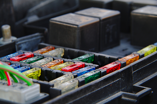 포토 JPG 해외이미지 자동차 사람없음 힘 수리 연결 계주 서비스 부식 레이아웃 전압 현재 해외202004 해외포토 육상교통 컨셉 육상스포츠 파일형식 이미지허브