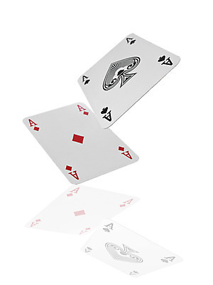 포토 JPG 해외이미지 손 컨셉 2 놀이 성공 사람없음 빨간색 세로 게임 흰색 잡기 우승 최고 쌍 신용카드 행운 도박 삽 가득함 오브젝트 기회 다이아몬드 A 포커 마름모 길이 고립 승자 에이스 해외202004 해외포토 도형 알파벳 컬러 모션 신체부위 금융 트럼프 보석 파일형식 이미지허브